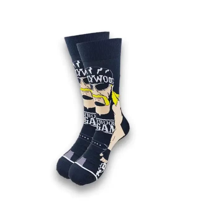 Production avancée de chaussettes pour hommes avec des motifs mignons de conception nouvelle.