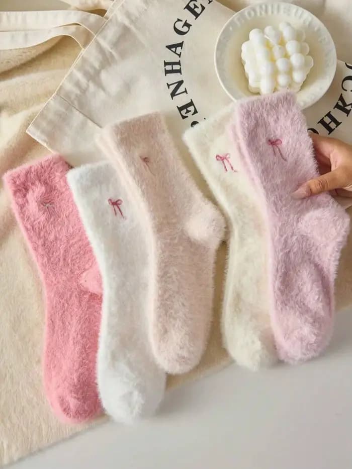 Chaussettes en peluche avec nœud papillon pour femme