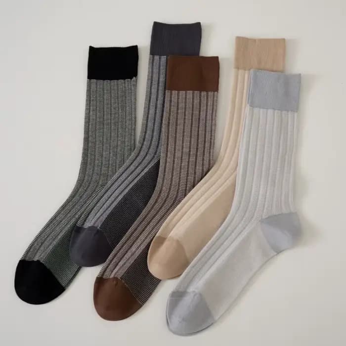 Les chaussettes tricotées confortables à la mode pour hommes et femmes sont douces et respirantes, adaptées aux vêtements décontractés au printemps et en automne