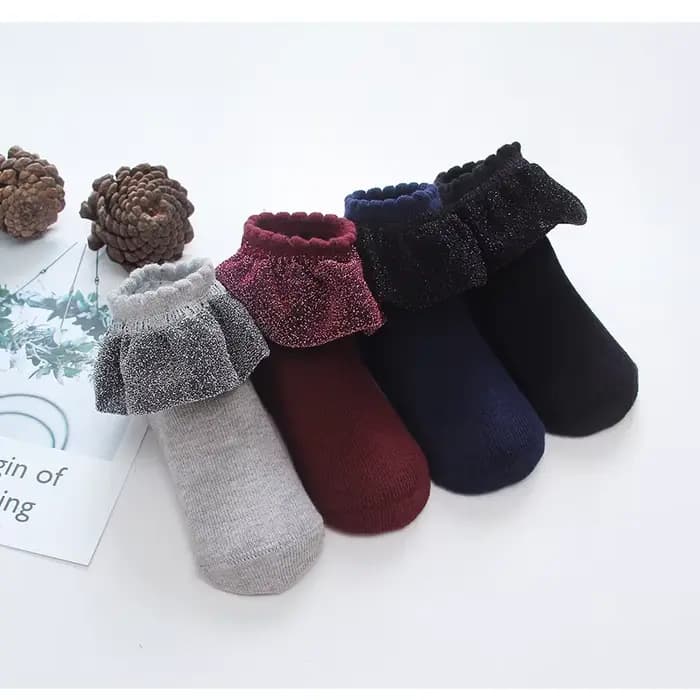 Une paire de chaussettes à volants en dentelle pour filles