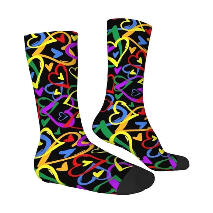 Chaussettes mi-mollet pour hommes à motif cœur graffiti sur le thème de l'arc-en-ciel pour un look vibrant et accrocheur pour les soirées de rue