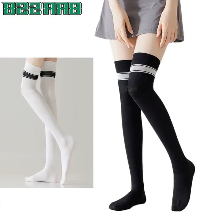 1 paire de chaussettes hautes à rayures au-dessus du genou