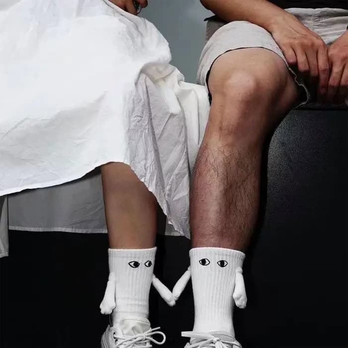 1 paire mode femme chaussettes drôle créatif Attraction magnétique mains noir blanc dessin animé yeux Couples chaussettes