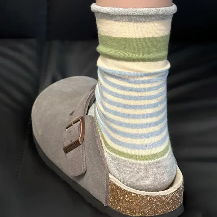 Les chaussettes pour femmes avec des rayures de printemps et d'automne sont polyvalentes