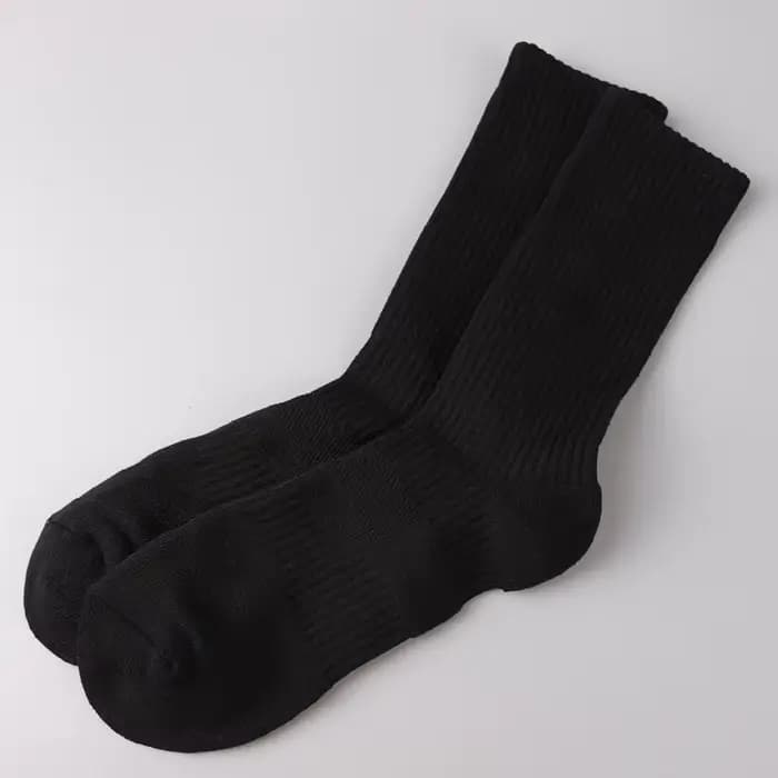 Les chaussettes épaisses pour hommes sont un fond polyvalent de la serviette d'étudiant est un tube en coton de couleur unie mi-long pour l'automne et l'hiver