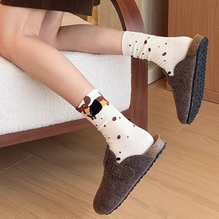 Chaussettes mi-mollet amusantes à motif de teckel de dessin animé