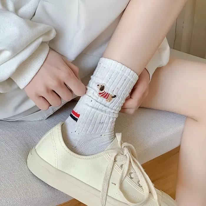 Chaussettes mi-tube brodées de chien saucisse pour femmes
