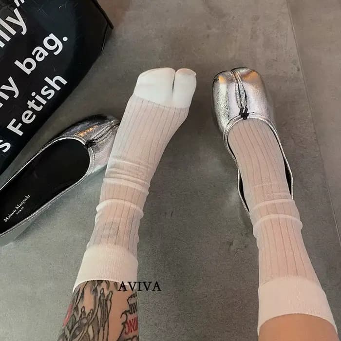 Haute qualité confortable été Ultra-mince bout fendu femme coton chaussettes doré soie rayure deux orteils japonais Harajuku Tabi Sox