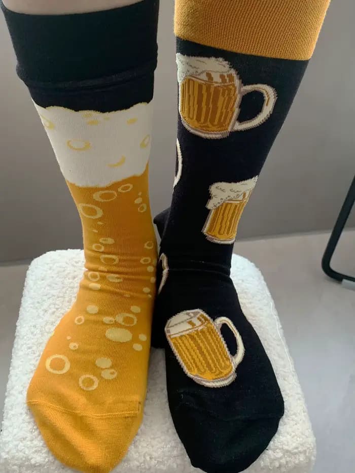 1 paire de chaussettes amusantes en jacquard côté AB pour femmes, caractère de bière, fantaisie