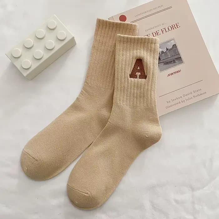 Chaussettes blanches côtelées avec lettres brodées pour femmes