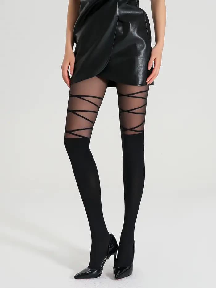 Une paire de collants rayés élégants pour femmes avec sangle de cuisse