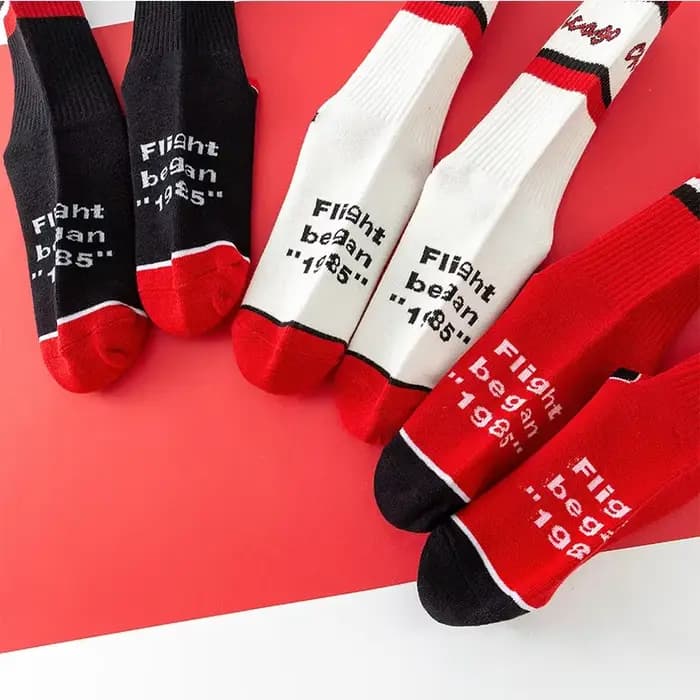 3 paires de chaussettes pour hommes dans un coffret cadeau, à rayures contrastées, parfaitement adaptées aux tenues de sport décontractées et aux tenues de couple tendance.