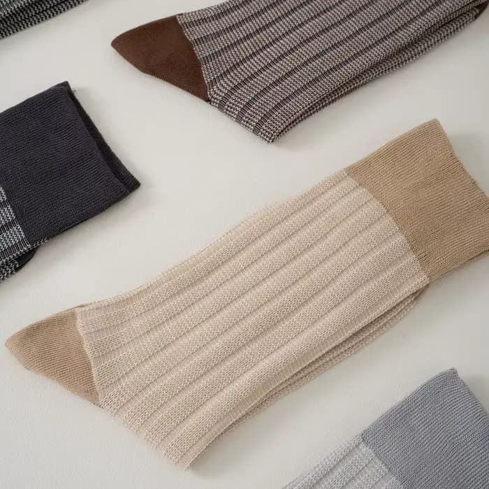 Les chaussettes tricotées confortables à la mode pour hommes et femmes sont douces et respirantes, adaptées aux vêtements décontractés au printemps et en automne