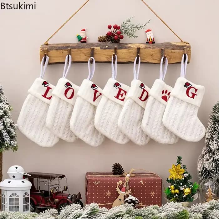 Chaussettes tricotées brodées de lettres de noël