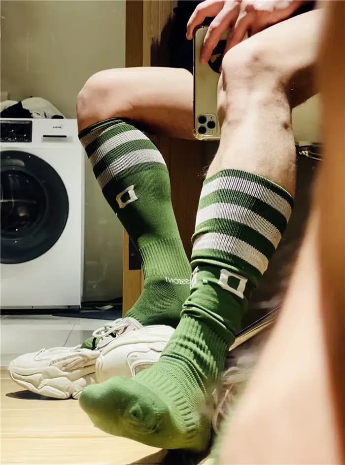 Chaussettes à tube haut à rayures à trois barres pour hommes