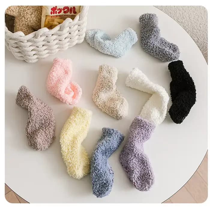 Chaussettes chaudes et douces pour bébé avec grip
