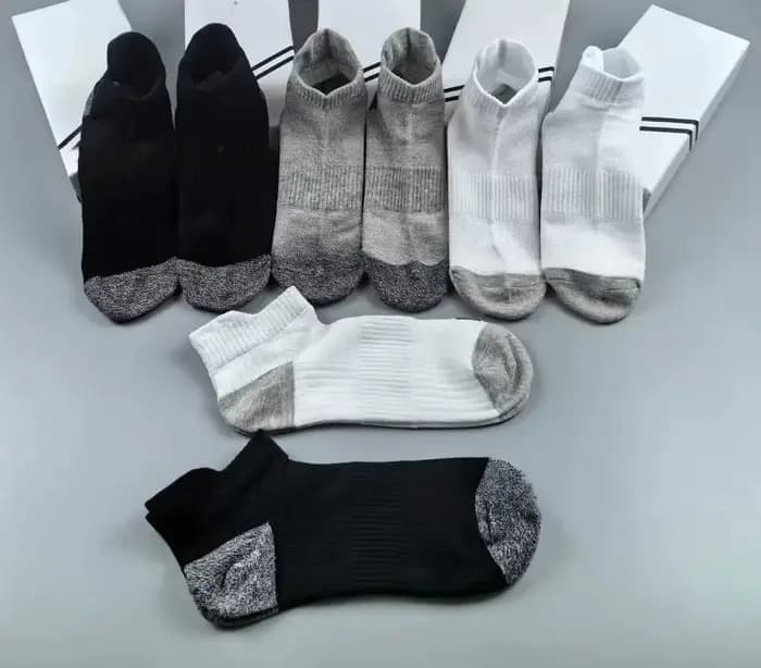 5 paires de chaussettes de yoga pour femmes, chaussettes de sport en coton à tube moyen, confortables, amortissantes, style classique, extensibles, anti-transpiration, pour toutes les saisons