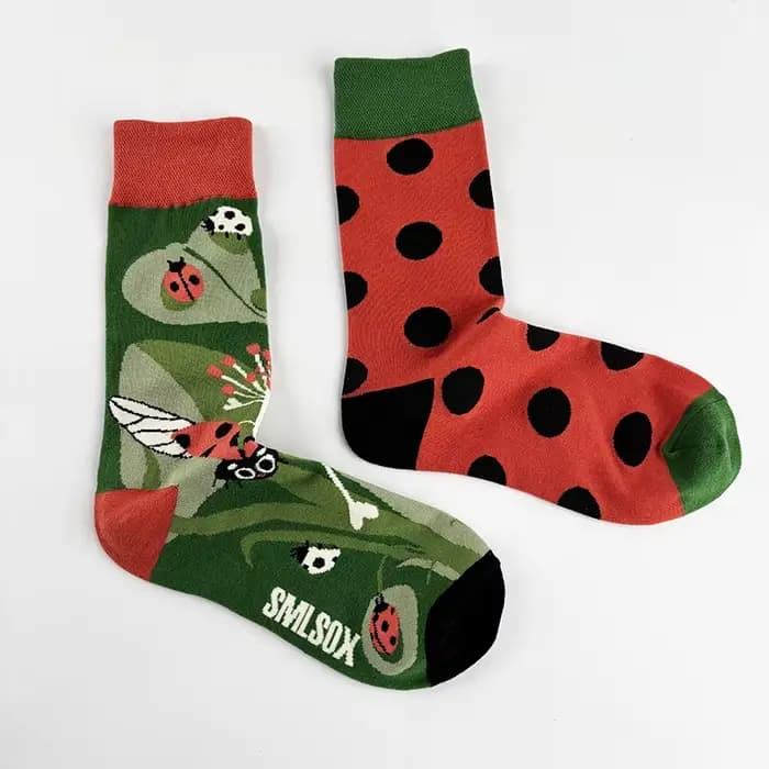 1 paire de chaussettes asymétriques mi-mollet coccinelle jardin-chaussettes de couleur contrastée imprimées d'insectes mignonnes