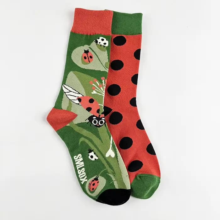 1 paire de chaussettes asymétriques mi-mollet coccinelle jardin-chaussettes de couleur contrastée imprimées d'insectes mignonnes