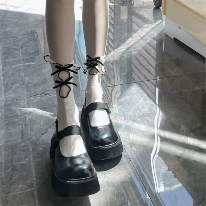 1 paire de chaussettes ajourées style Lolita et JK