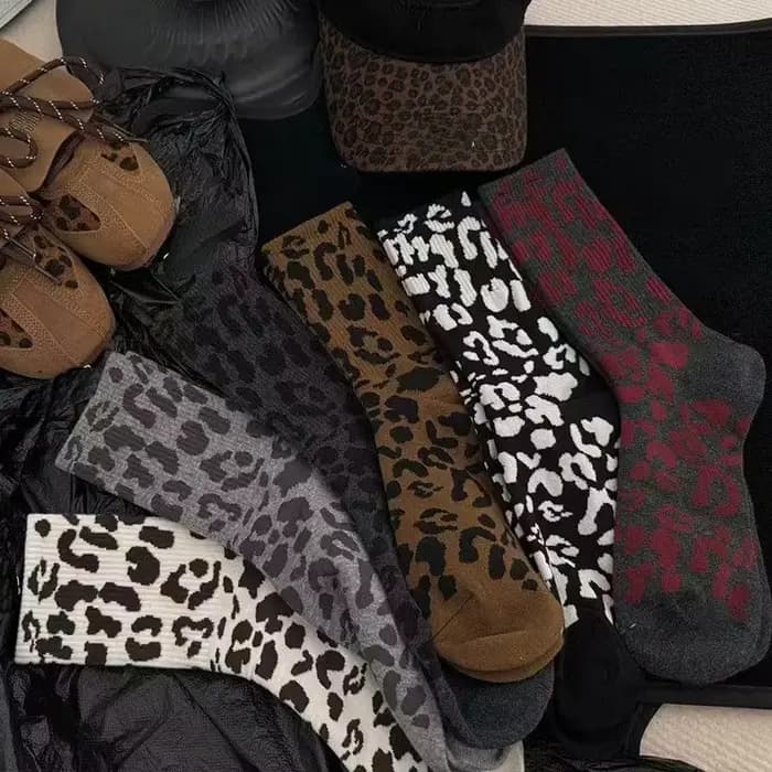 Chaussettes pour femmes Encore rouge mode personnalité rétro imprimé léopard automne hiver haute élastique longue taille Pile femme vêtements de rue