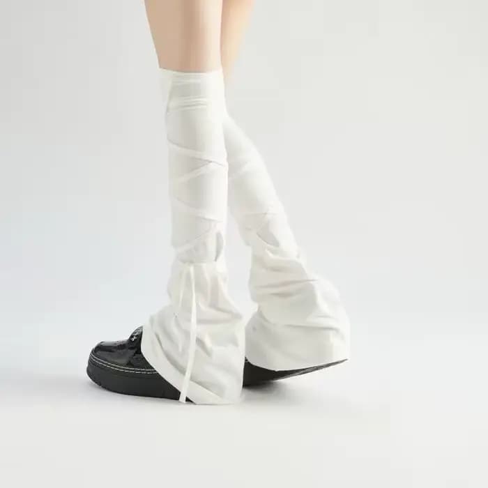 Chaussettes hautes unies noires et blanches style gothique Lolita, avec revers en forme de corne