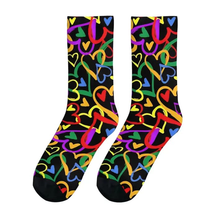 Chaussettes mi-mollet pour hommes à motif cœur graffiti sur le thème de l'arc-en-ciel pour un look vibrant et accrocheur pour les soirées de rue