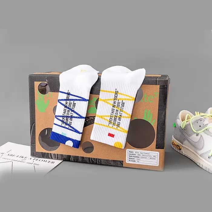 Les chaussettes de sport pour hommes et femmes conviennent au skateboard