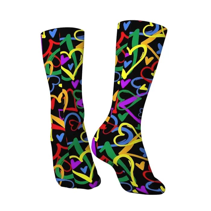 Chaussettes mi-mollet pour hommes à motif cœur graffiti sur le thème de l'arc-en-ciel pour un look vibrant et accrocheur pour les soirées de rue