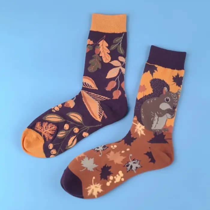 1 paire d'écureuils forestière et noix tombées, chaussettes mi-mollet tendance pour unisexe, adaptées à toutes les saisons.