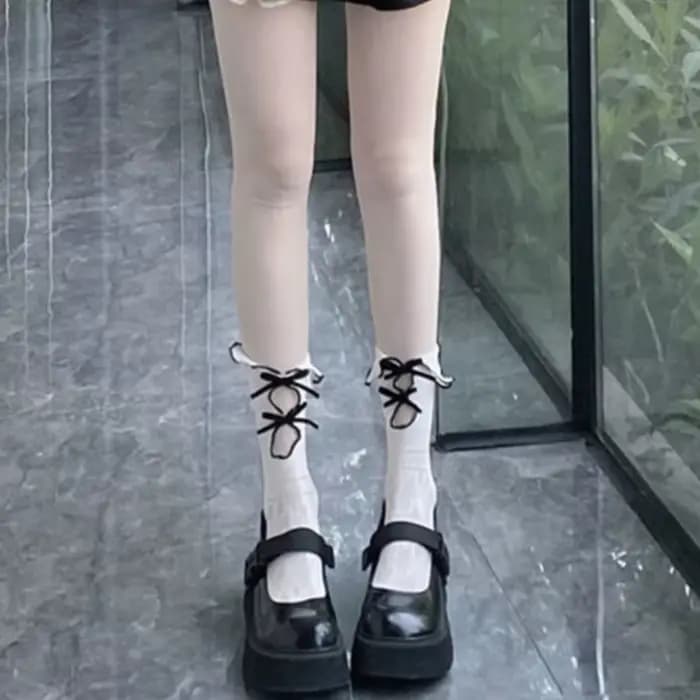 1 paire de chaussettes ajourées style Lolita et JK