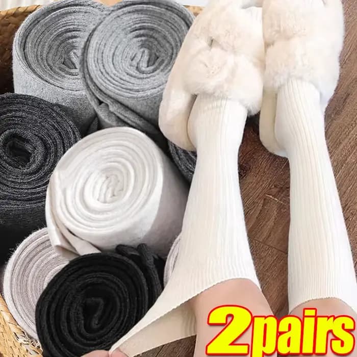 Chaussettes hautes pour femmes associées à des bottes noir blanc pur coton automne et hiver