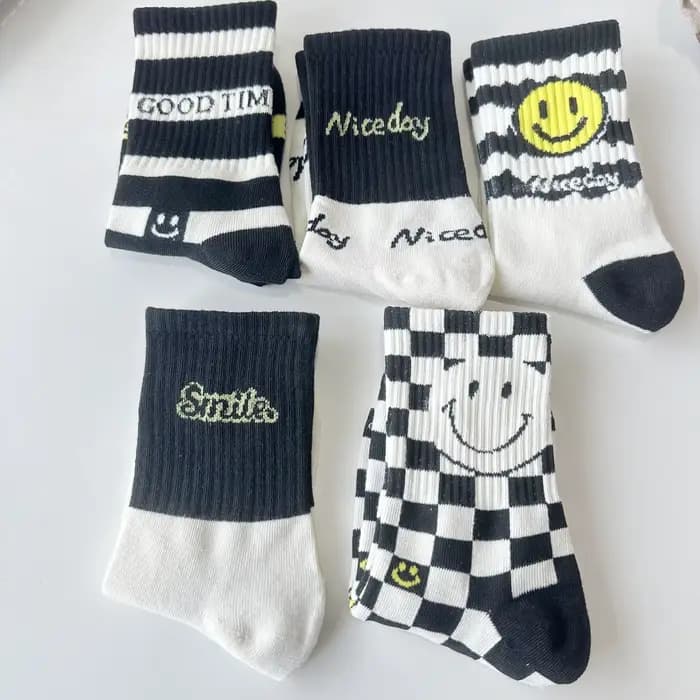 5 paires de chaussettes souriantes noires et blanches pour hommes et femmes