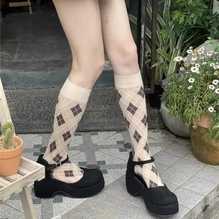 Chaussettes longues noires à carreaux pour femmes