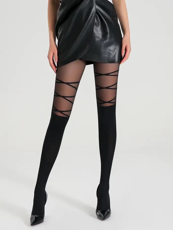 Une paire de collants rayés élégants pour femmes avec sangle de cuisse