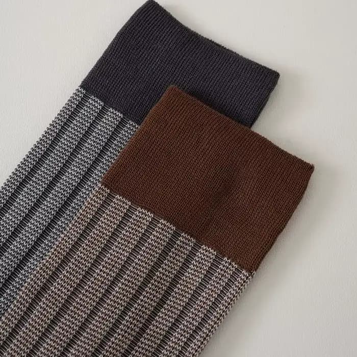 Les chaussettes tricotées confortables à la mode pour hommes et femmes sont douces et respirantes, adaptées aux vêtements décontractés au printemps et en automne