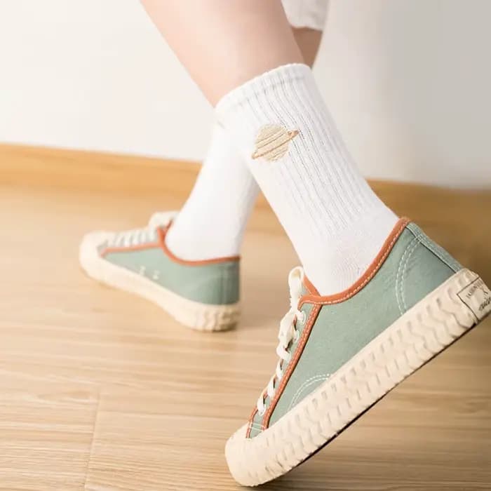 Chaussettes japonaises pour femmes, confortables, en coton de haute qualité, broderie de planètes, mignonnes, simples, polyvalentes, pour filles, vente en gros