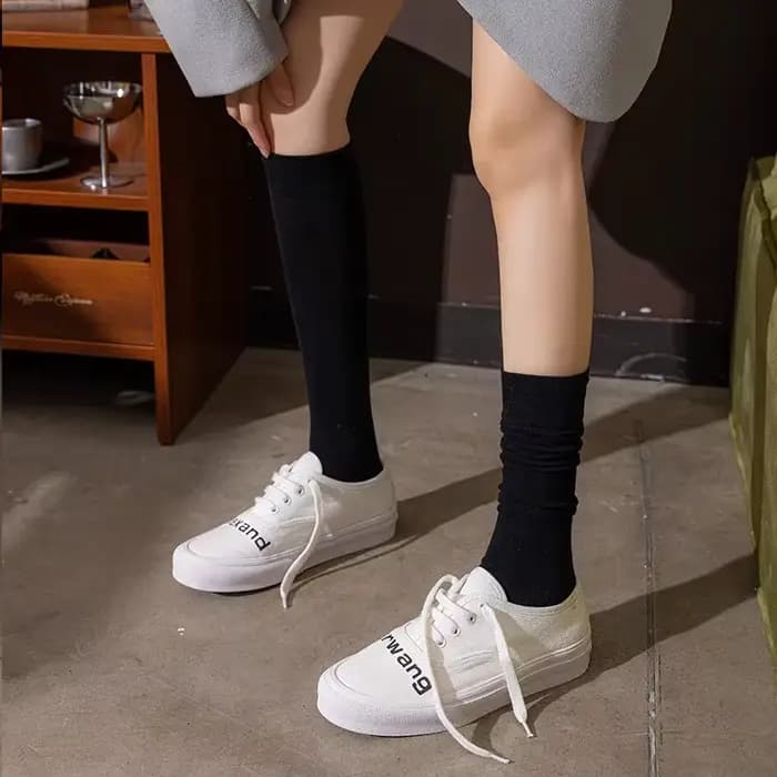 Chaussettes hautes en coton pour femmes, chaussettes de mollet décontractées pour femmes, noir, blanc, solide, sexy, mode japonaise, hiver