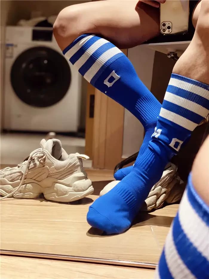 Chaussettes à tube haut à rayures à trois barres pour hommes