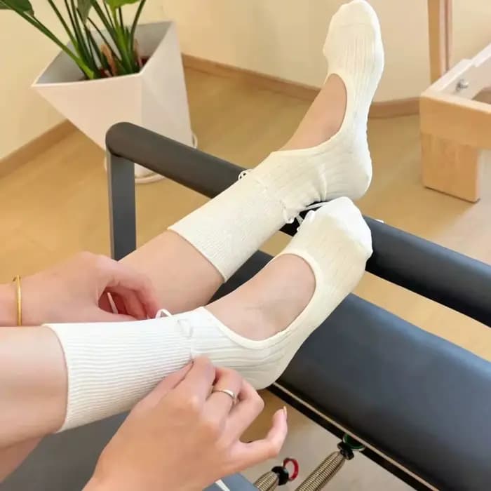 1 paire de chaussettes de yoga montantes à cordon de serrage et dos ouvert