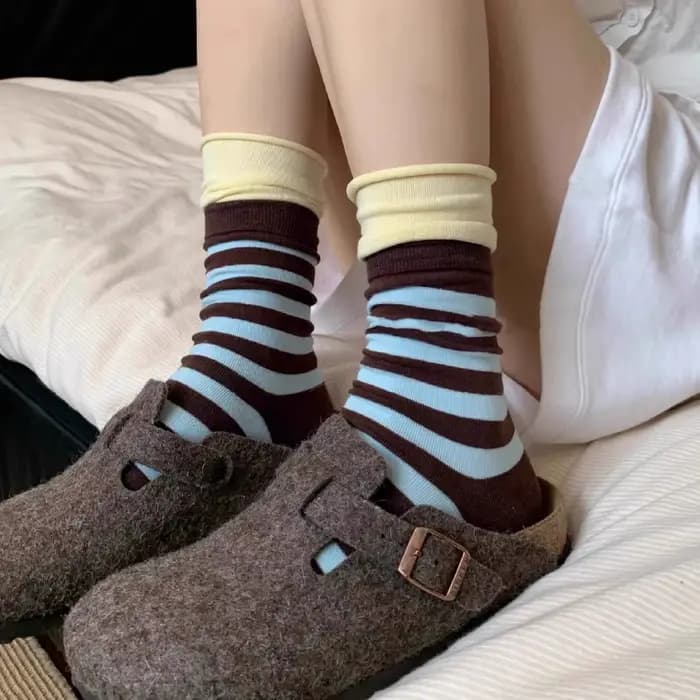 Chaussettes japonaises pour femmes, chaussettes mi-tube coréennes assorties aux couleurs d'automne et de printemps, chaussettes longues en coton tricoté rayées, décontractées et tendance