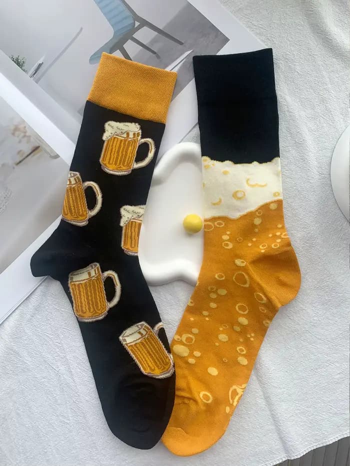 1 paire de chaussettes amusantes en jacquard côté AB pour femmes, caractère de bière, fantaisie