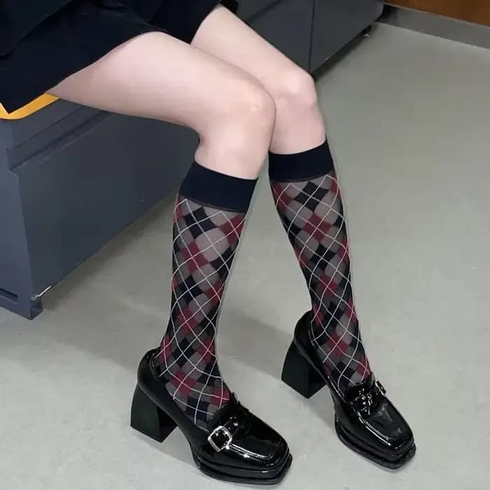 Chaussettes longues noires à carreaux pour femmes