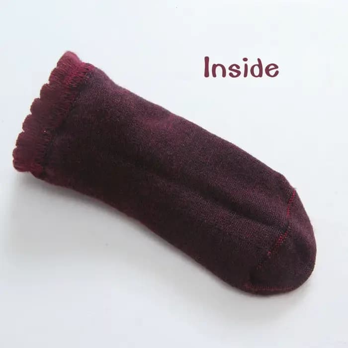 Une paire de chaussettes à volants en dentelle pour filles