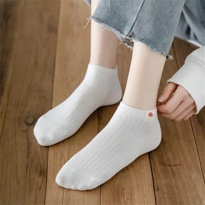 4 paires de chaussettes courtes en coton avec étiquette en tissu de fruits de dessin animé, basses à la cheville pour femmes, chaussettes invisibles d'été blanches pour filles, bateau absorbant la sue