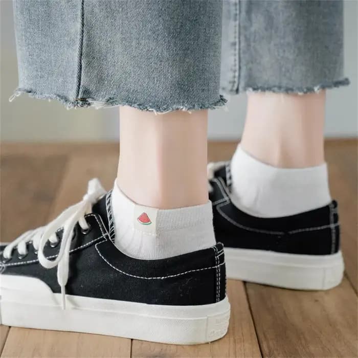 4 paires de chaussettes courtes en coton avec étiquette en tissu de fruits de dessin animé, basses à la cheville pour femmes, chaussettes invisibles d'été blanches pour filles, bateau absorbant la sue