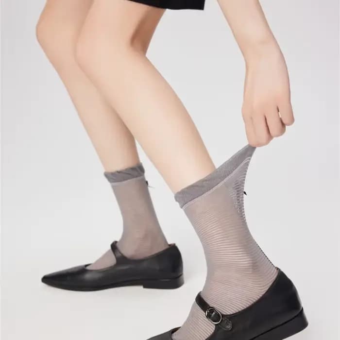 Chaussettes pour femmes Printemps-Été Ultra-fines Sans Coutures Tendance Légères Respirantes Mi-mollet en Coton Couleur Unie Vente en Gros