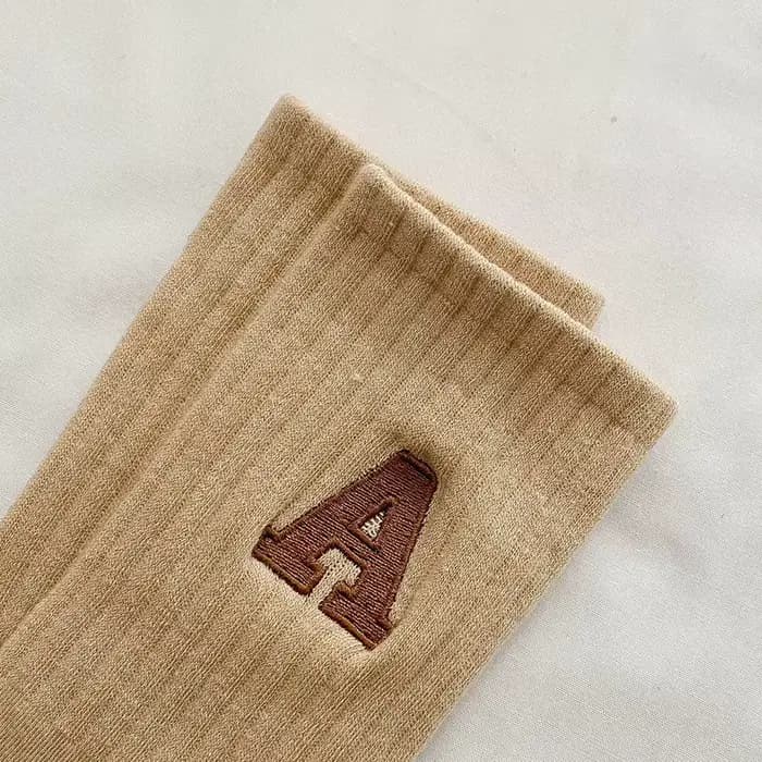 Chaussettes blanches côtelées avec lettres brodées pour femmes