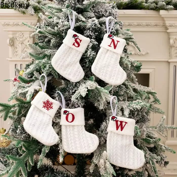 Chaussettes tricotées brodées de lettres de noël