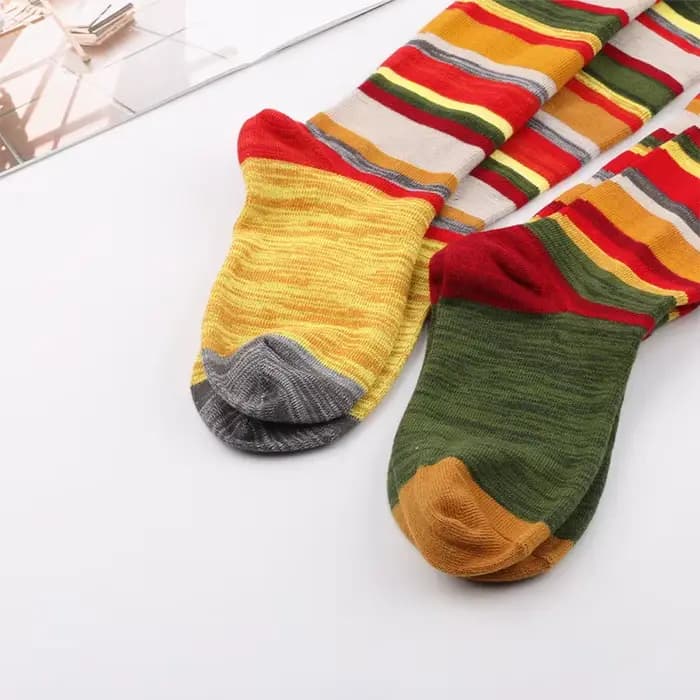 Chaussettes longues à rayures colorées pour célébration d'halloween et de noël